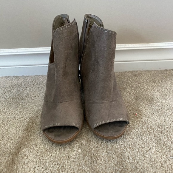 Size 8 peep toe heels - Picture 2 of 2